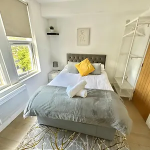 Cosy En-suite In Stratford Homestay